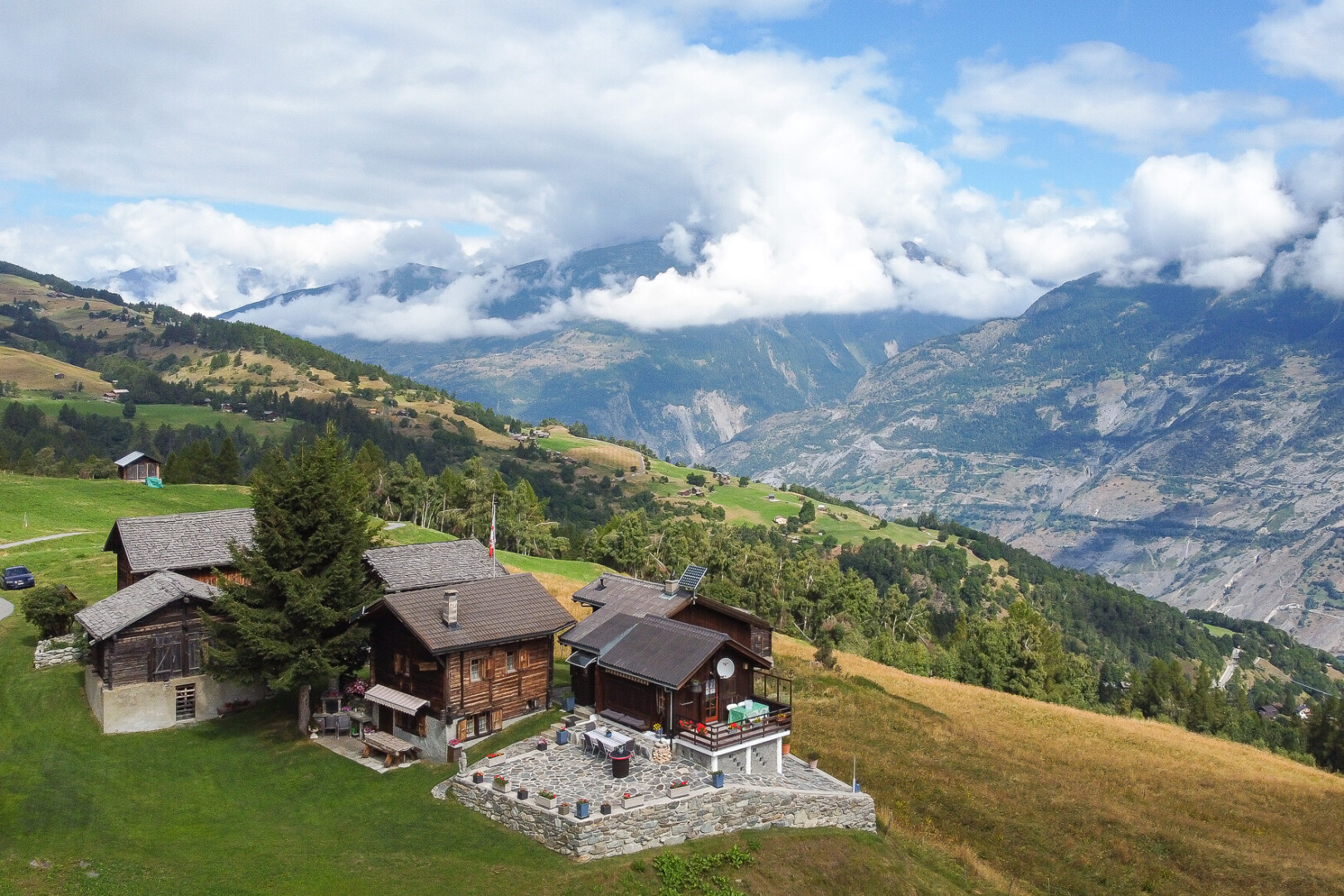 vue sur la montagne avec day time, vue sur la montagne, mountain view, et property visible