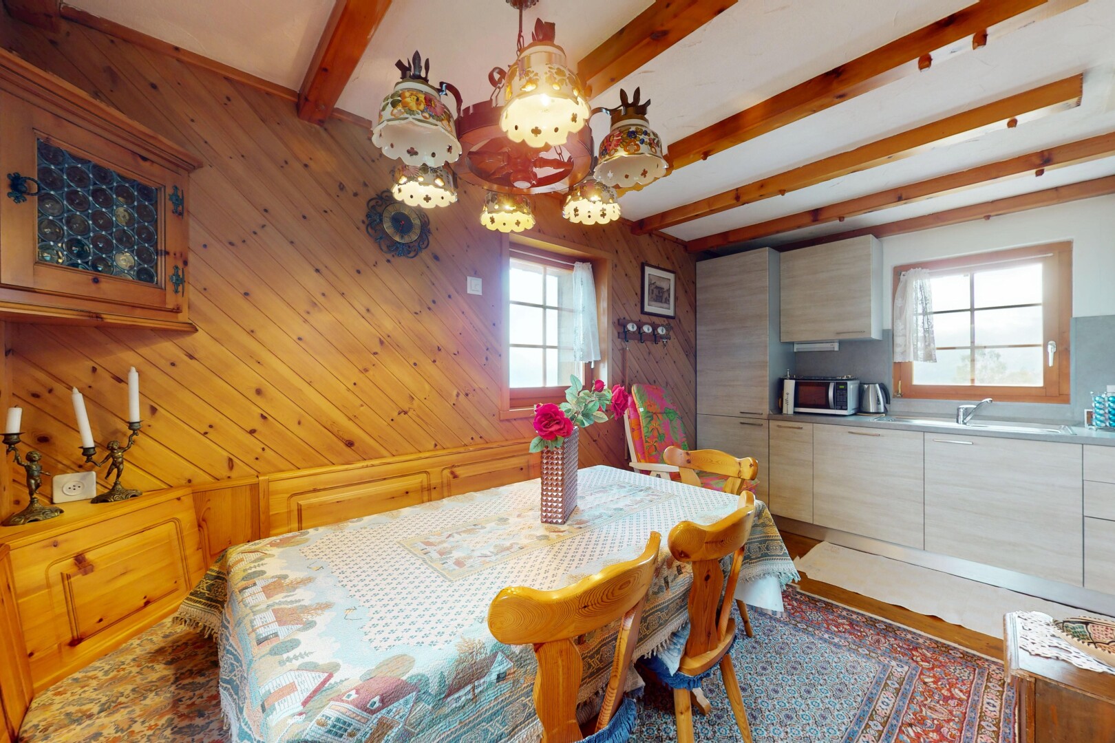 salle à manger avec mur en bois, wood wall, lumière naturelle, natural light, et plafond à poutres