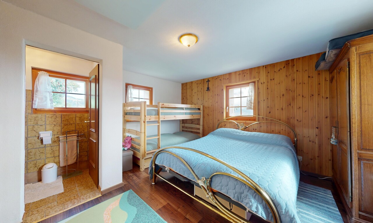 chambre avec natural light, lumière naturelle, wood finish floor, sol en finition bois, et wood wall