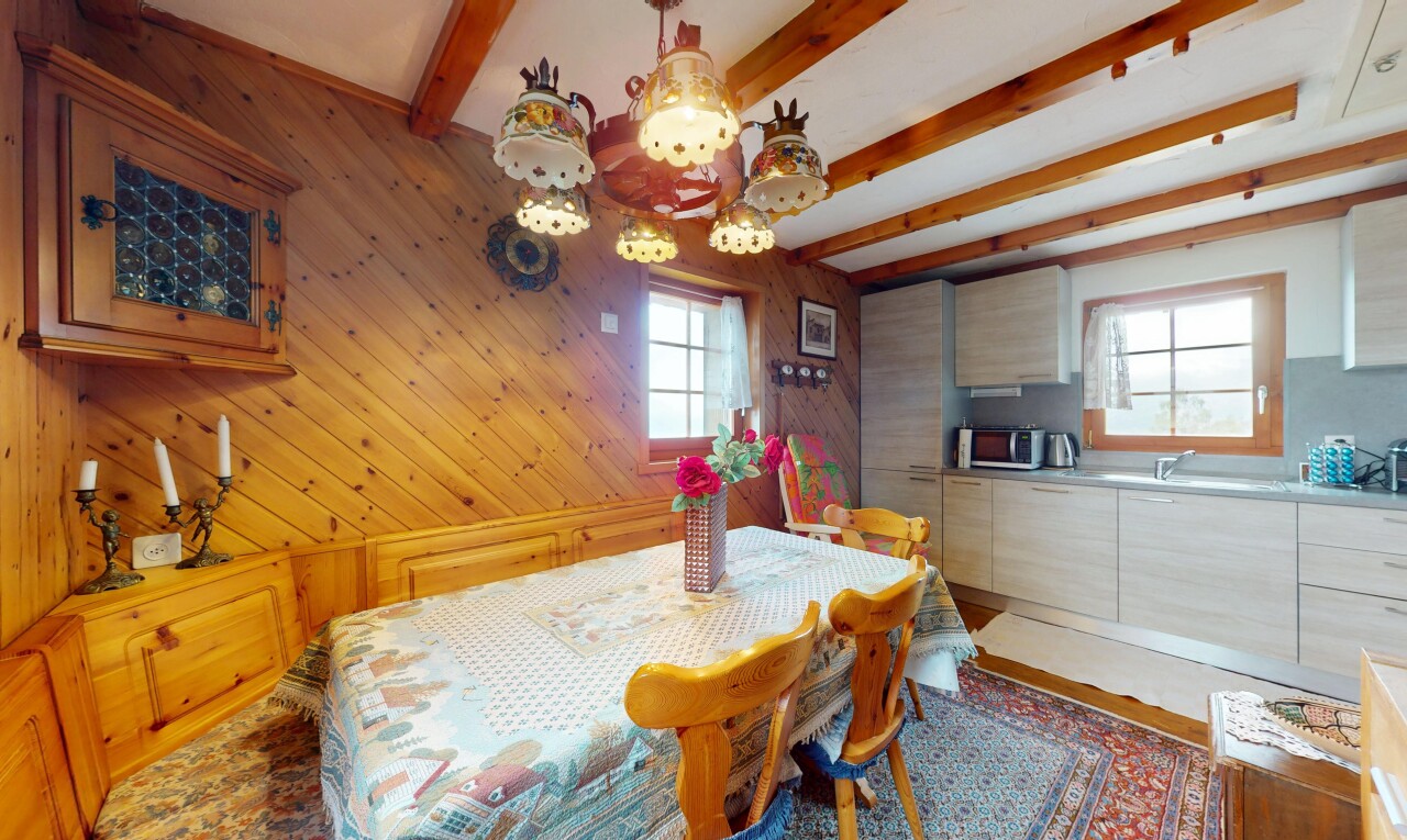 salle à manger avec mur en bois, wood wall, lumière naturelle, natural light, et plafond à poutres