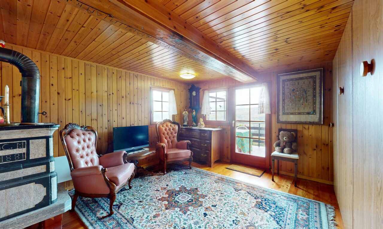 salon avec wood wall, wood finish floor, mur en bois, sol en finition bois, et beamed ceiling