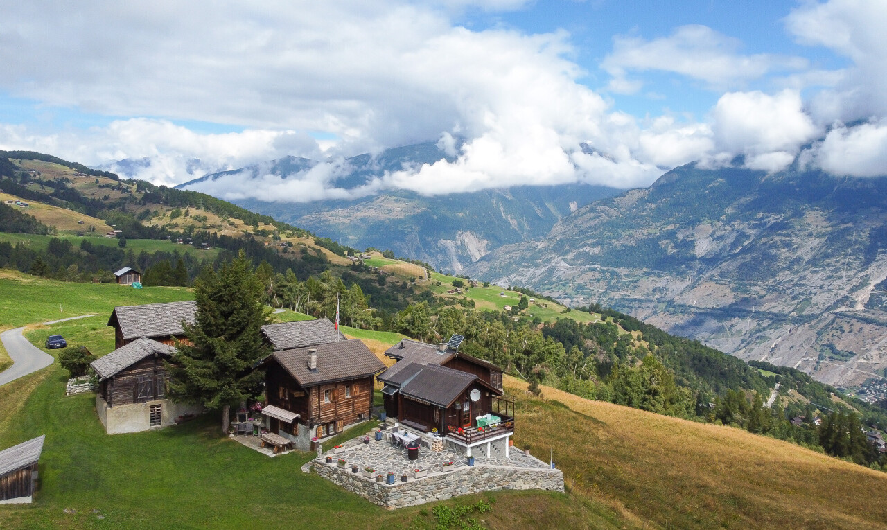 vue sur la montagne avec day time, vue sur la montagne, mountain view, et property visible