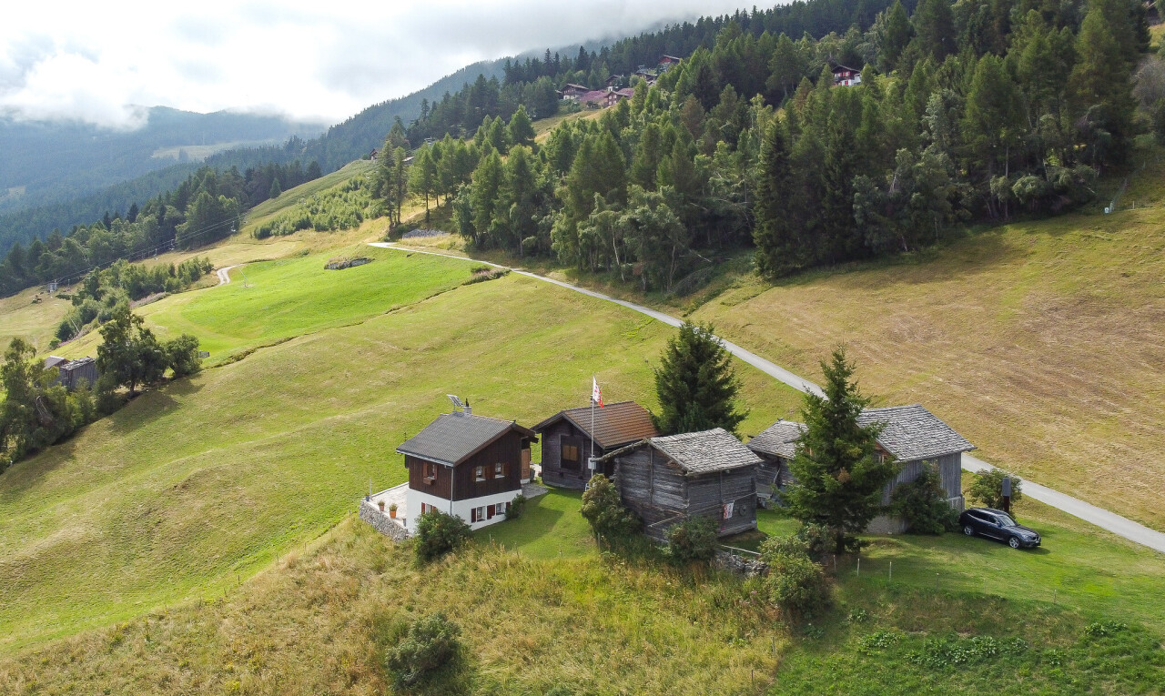 façade avec property visible, forest view, vue sur la forêt, overcast, et rural view