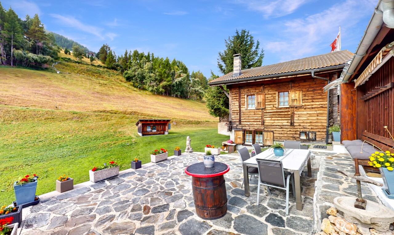 terrasse avec terrasse, pelouse, day time, et coin repas extérieur
