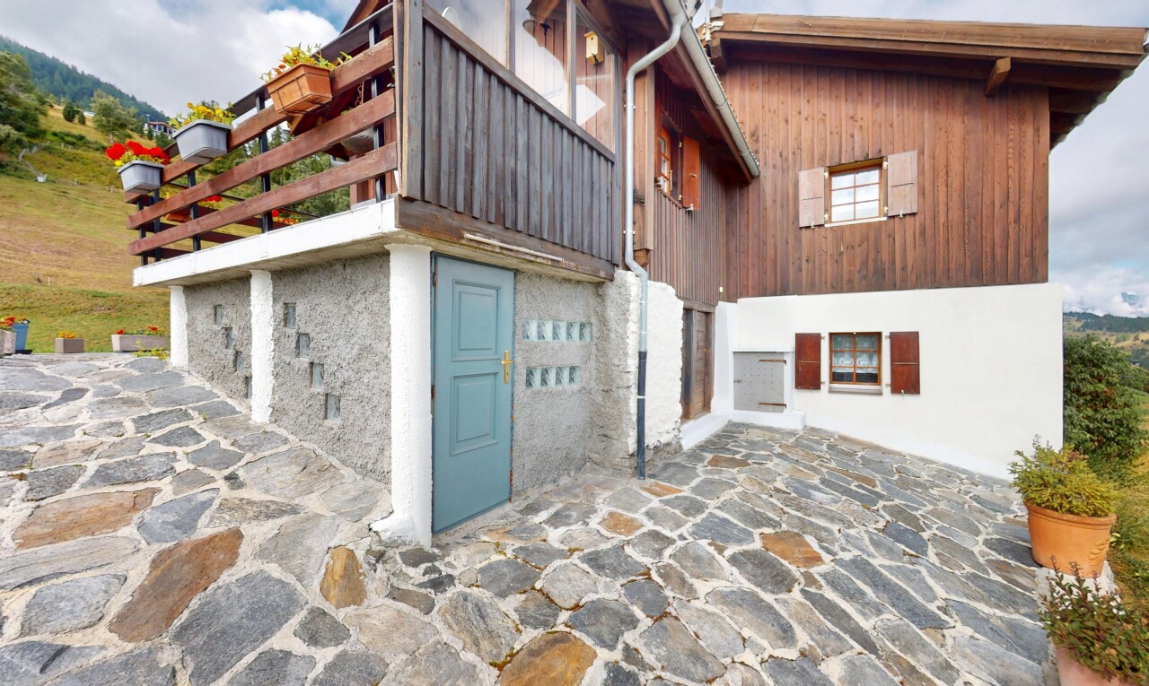 façade avec bardage vertical, bardage en bois, property visible, et terrasse