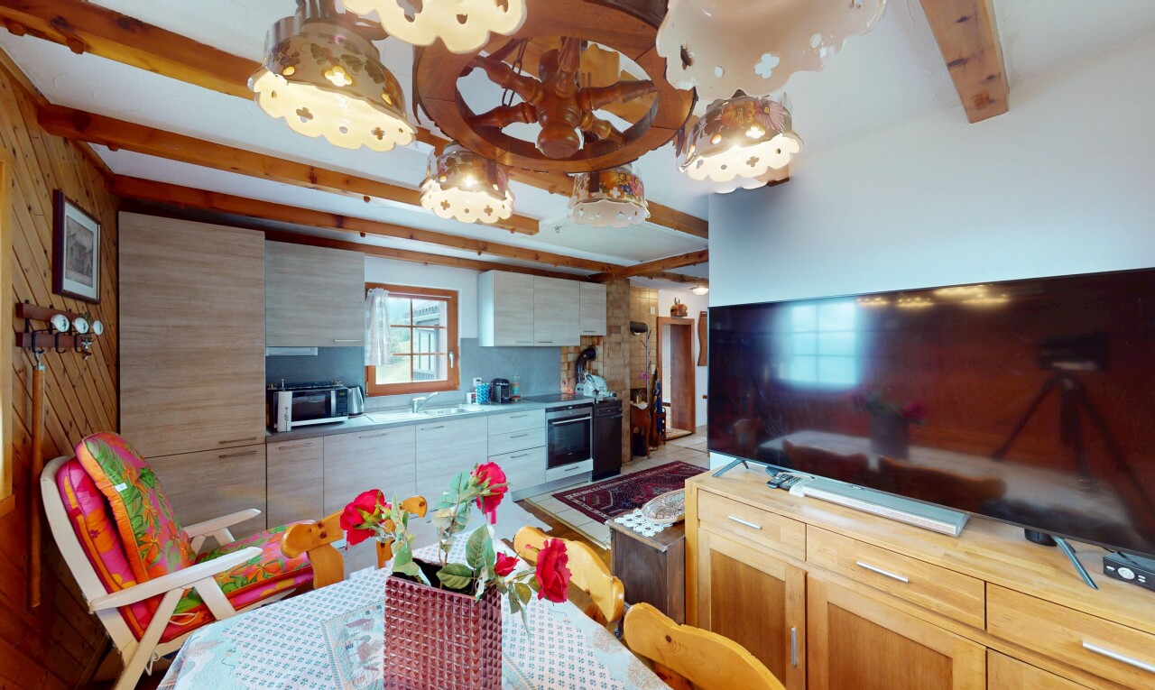 salle à manger avec télévision, beamed ceiling, plafond à poutres, inside property, et natural light