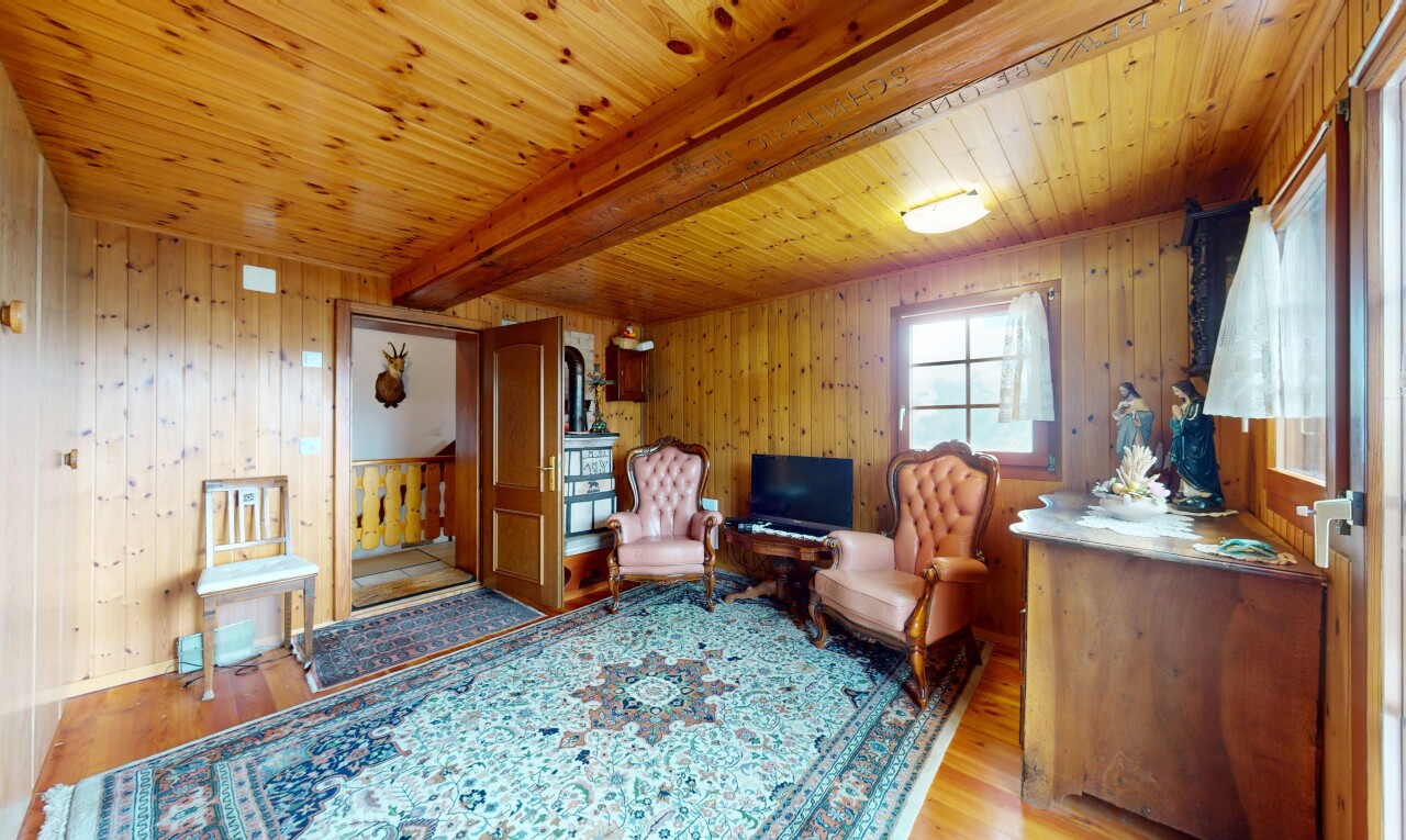 salle à manger avec wood wall, mur en bois, natural light, lumière naturelle, et beamed ceiling