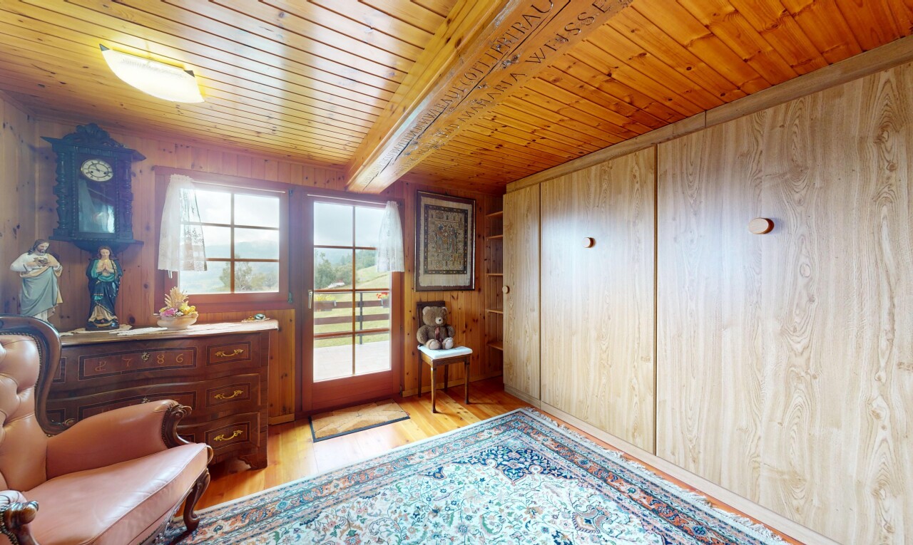 chambre avec wood finish floor, sol en finition bois, natural light, lumière naturelle, et beamed ceiling