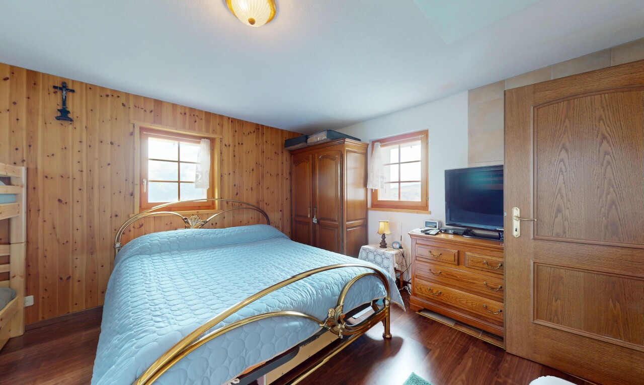 chambre avec sol en finition bois, wood finish floor, lumière naturelle, natural light, et télévision