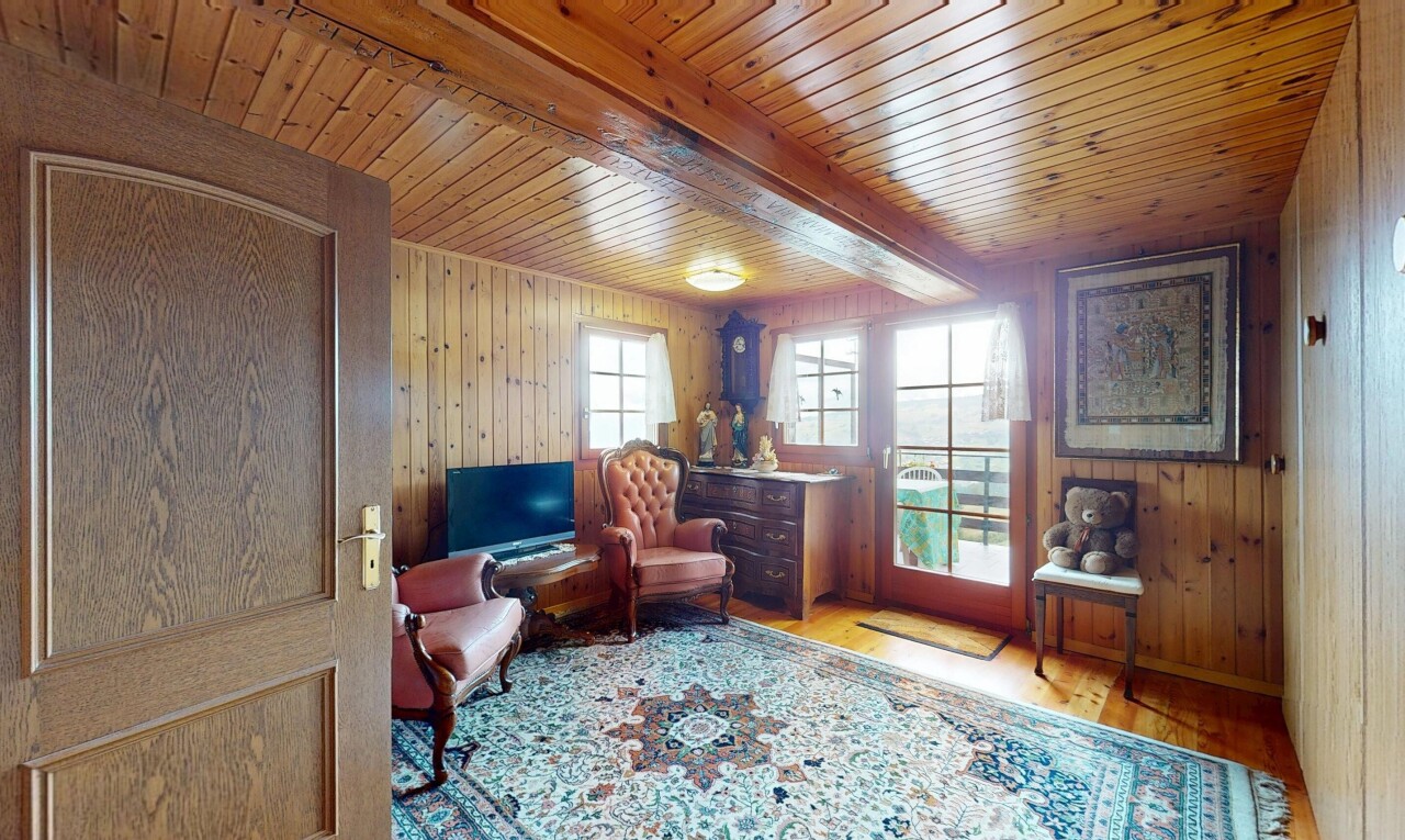 salon avec wood wall, mur en bois, natural light, lumière naturelle, et wood finish floor