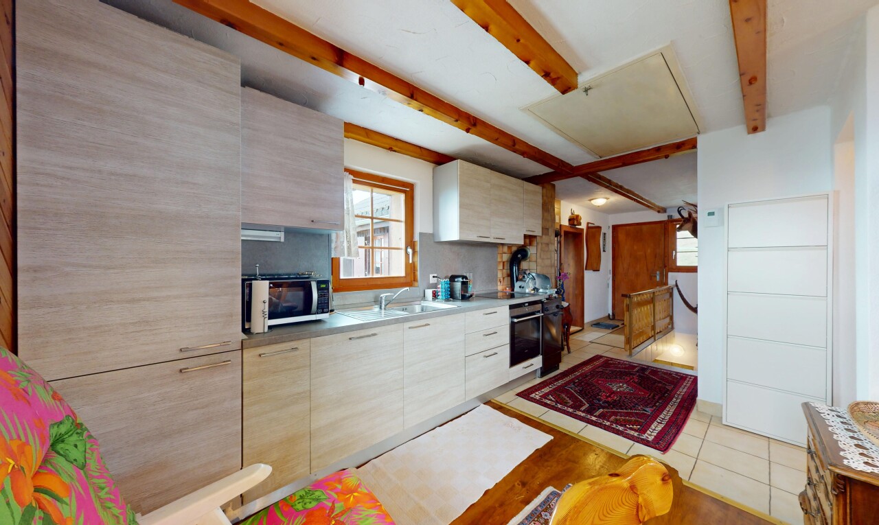 cuisine avec natural light, lumière naturelle, beamed ceiling, plafond à poutres, et plans de travail