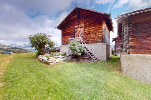 außenansicht mit holzverkleidung, horizontale verkleidung, rasen, day time, und property visible