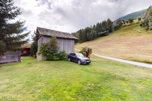 jardin avec structure extérieure, pelouse, overcast, et property visible