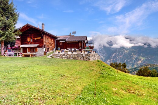außenansicht mit schornstein, horizontale verkleidung, rasen, property visible, und holzverkleidung