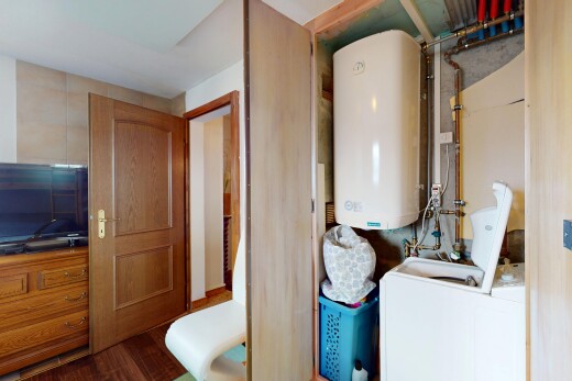 cuisine avec chauffe-eau, wood finish floor, sol en finition bois, inside property, et télévision