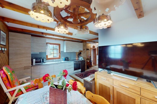 salle à manger avec télévision, beamed ceiling, plafond à poutres, inside property, et natural light