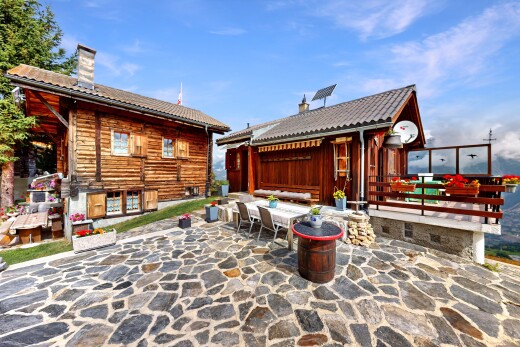 terrasse mit terrasse, essbereich im freien, day time, und property visible