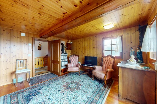 salle à manger avec wood wall, mur en bois, natural light, lumière naturelle, et beamed ceiling