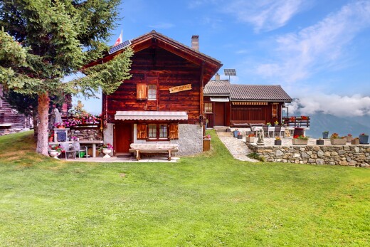 außenansicht mit property visible, holzverkleidung, rasen, horizontale verkleidung, und day time