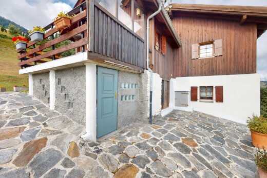 außenansicht mit vertikale verkleidung, holzverkleidung, property visible, und terrasse