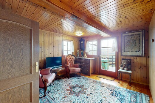 wohnzimmer mit wood wall, holzwand, natural light, natürliches licht, und wood finish floor