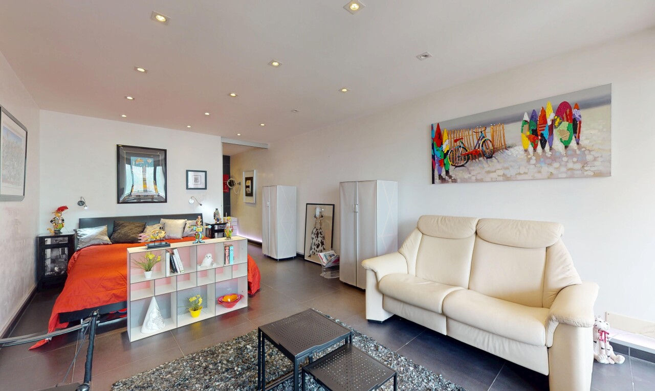 living area featuring recessed lighting