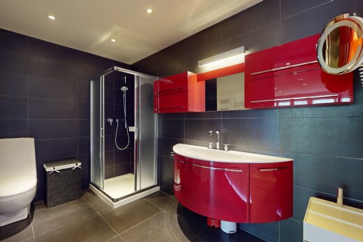 salle de bains avec mur en carrelage, tile wall, inside property, douche, et sol en carrelage