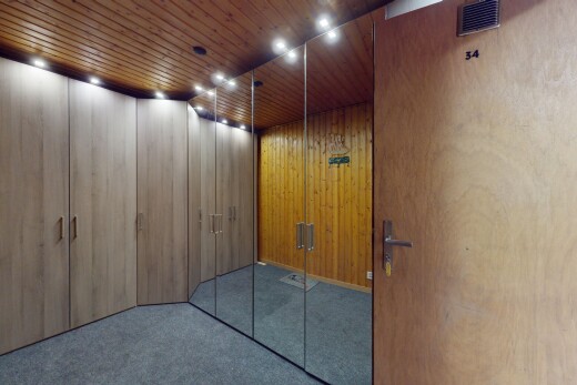 chambre avec moquette, carpet, plafond en bois, wood ceiling, et inside property