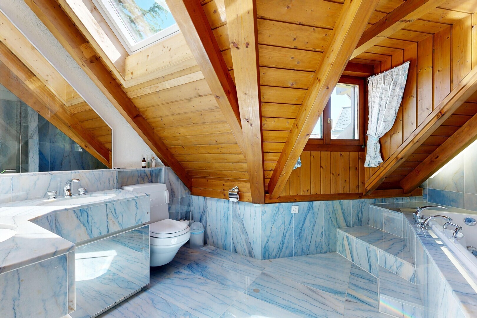 bad mit bad, inside property, holzdecke, wood ceiling, und komplettes badezimmer