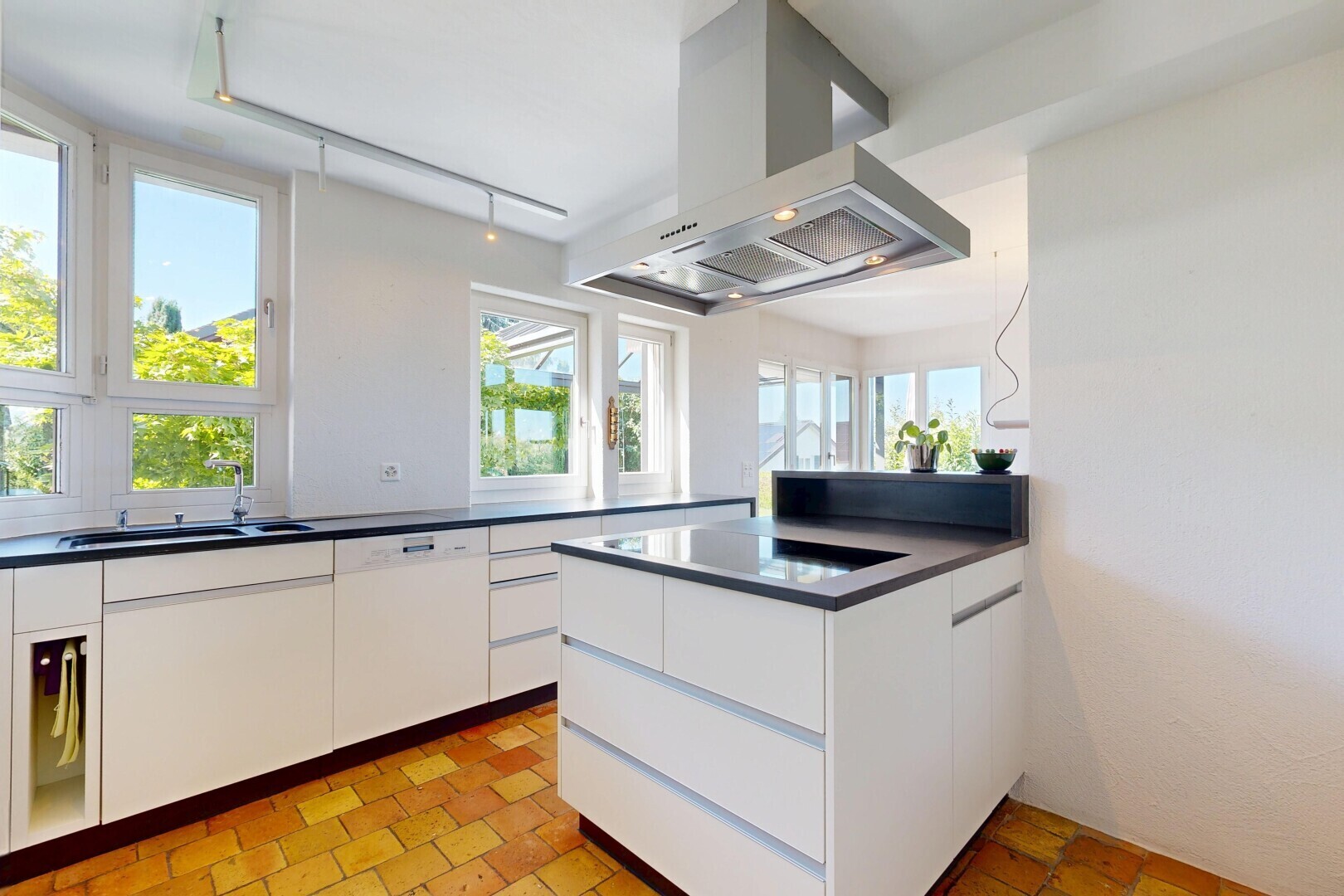 küche mit schränke mit flachen paneelen, flat panel cabinets, day time, weiße schränke, und white cabinets