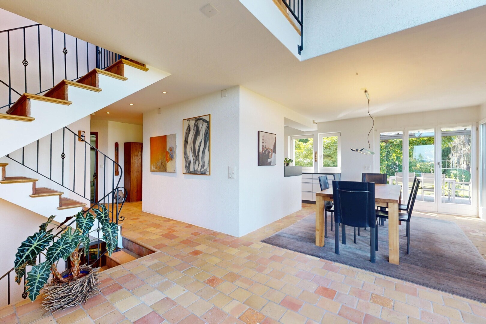 terrasse mit treppen, essbereich im freien, inside property, und terrasse