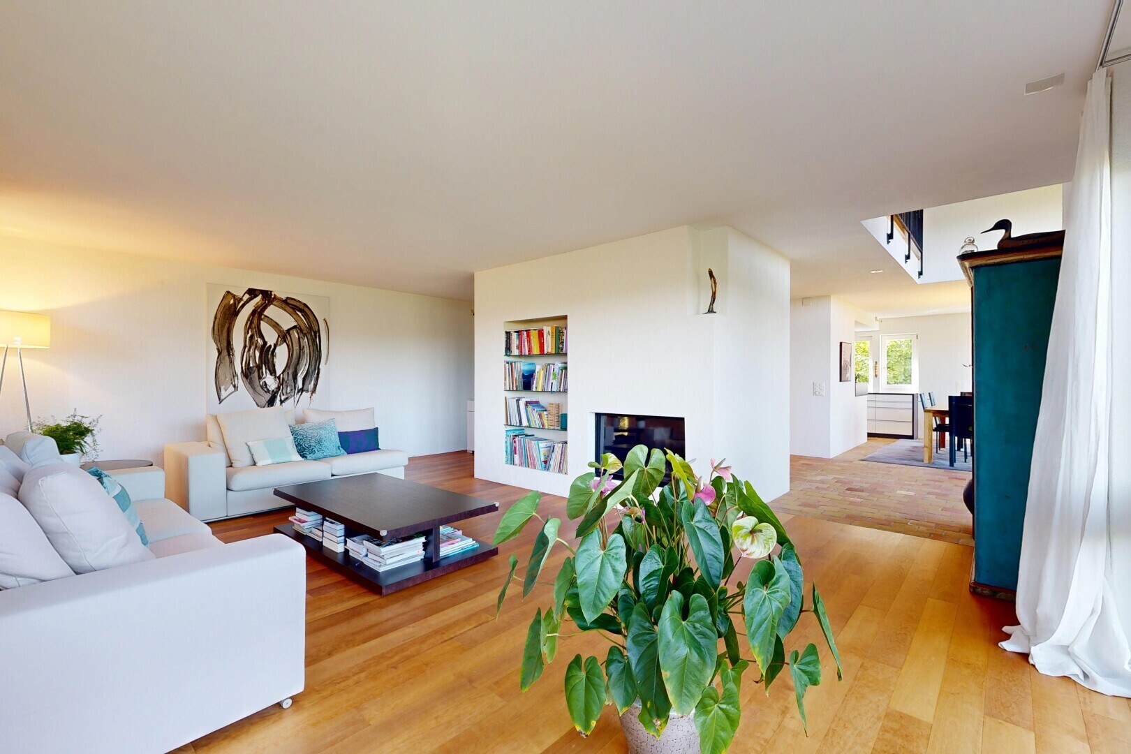 wohn- / esszimmer mit inside property, holzfußboden, wood finish floor, gipskartonwand, und drywall