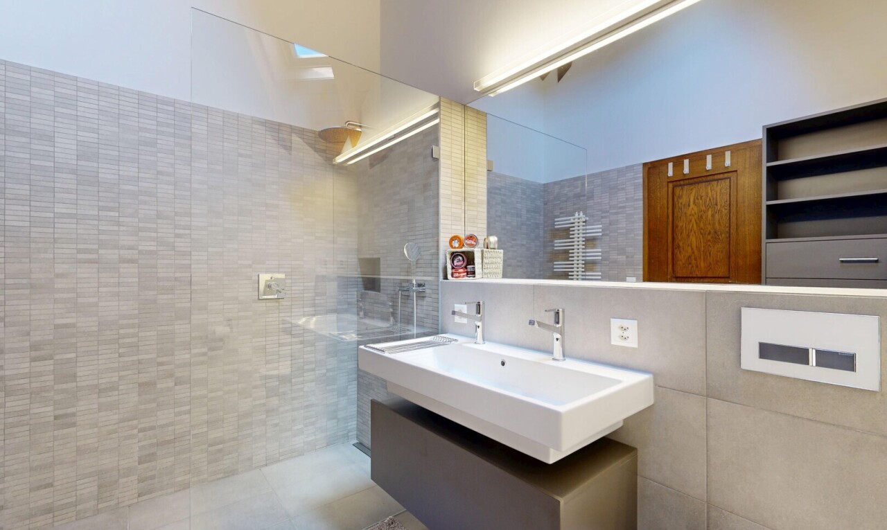 bad mit dusche, komplettes badezimmer, inside property, fliesenwand, und tile wall