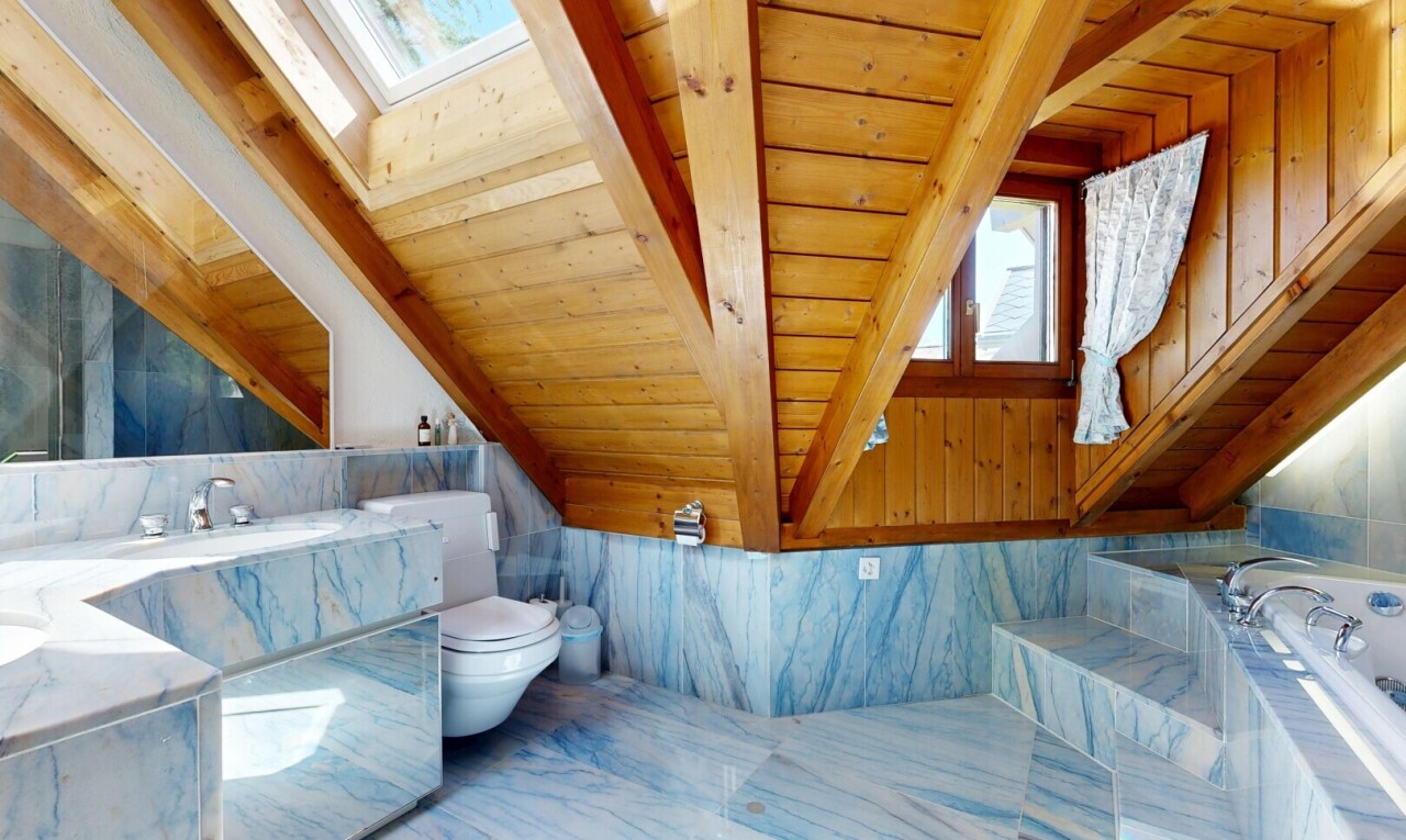 bad mit bad, inside property, holzdecke, wood ceiling, und komplettes badezimmer