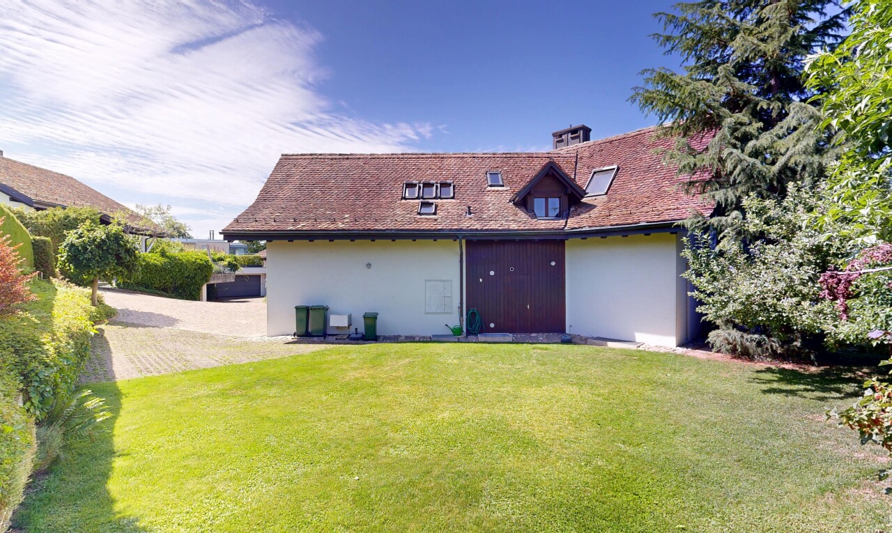 außenansicht mit dachgaube, property visible, rasen, stuckverkleidung, und day time