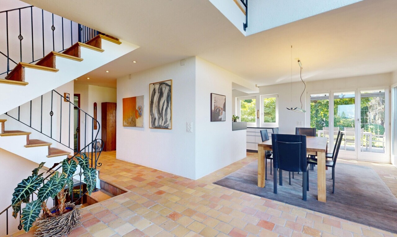 terrasse mit treppen, essbereich im freien, inside property, und terrasse