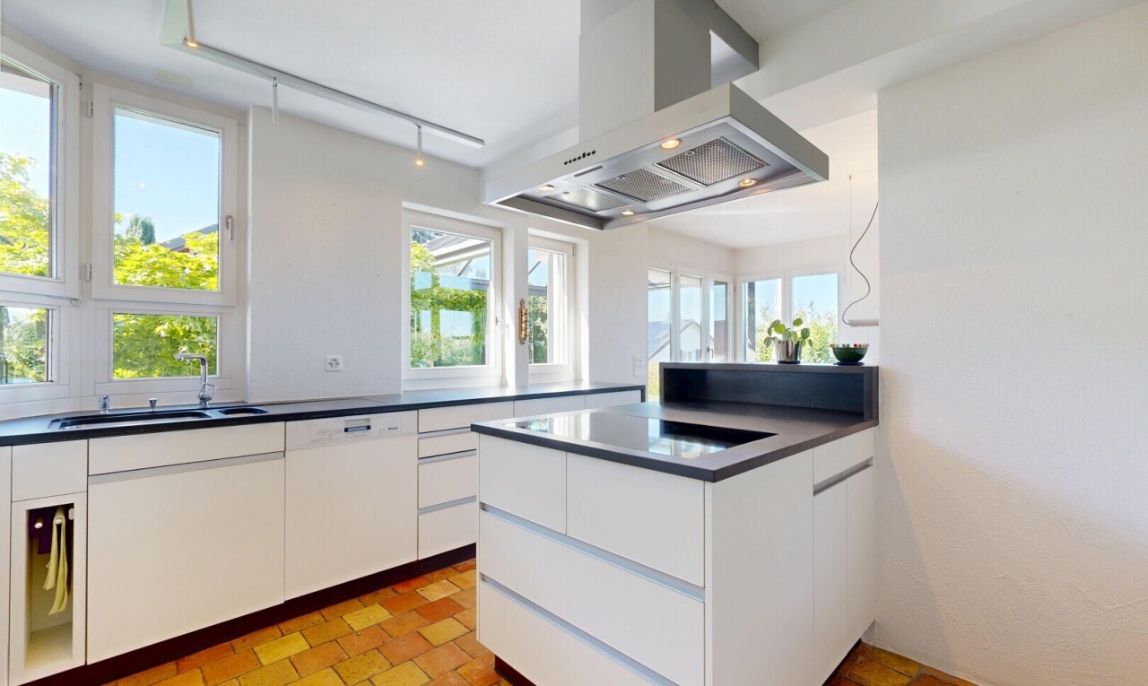küche mit schränke mit flachen paneelen, flat panel cabinets, day time, weiße schränke, und white cabinets