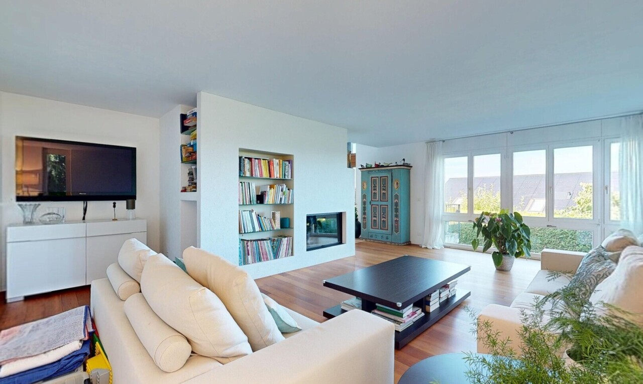 wohnzimmer mit fernseher, inside property, holzfußboden, wood finish floor, und natürliches licht