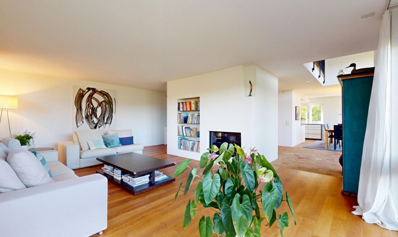 wohn- / esszimmer mit inside property, holzfußboden, wood finish floor, gipskartonwand, und drywall
