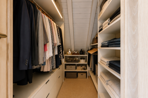 dressing avec moquette, carpet, et light floor