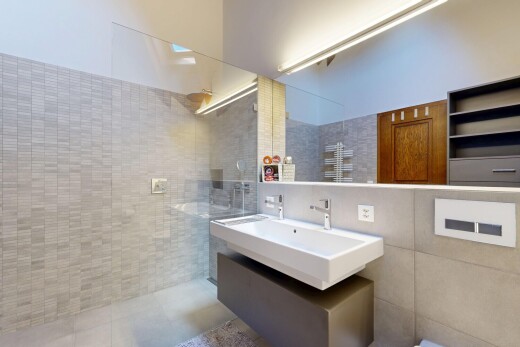 salle de bains avec douche, salle de bain complète, inside property, mur en carrelage, et tile wall