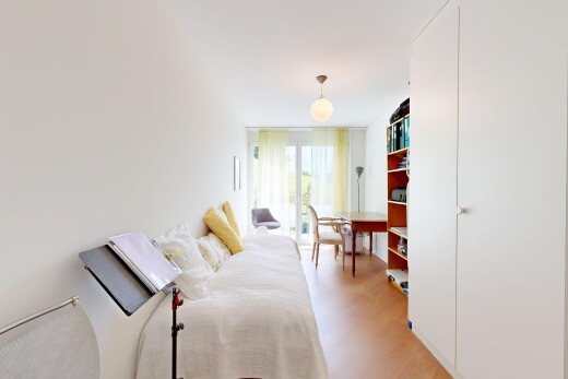 zimmer / schlafzimmer mit natürliches licht, natural light, bodendeckenfenster, floor ceiling windows, und inside property