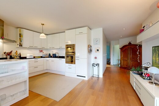 küche mit pendelleuchte, inside property, weiße schränke, holzfußboden, und wood finish floor