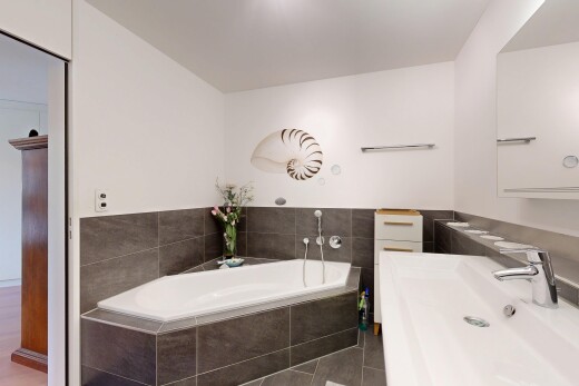 bad mit komplettes badezimmer, bad, inside property, schminktisch, und tile tub