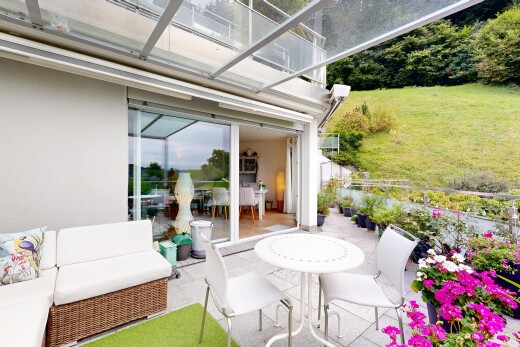 terrasse mit balkon, geschlossene veranda, property visible, und terrasse