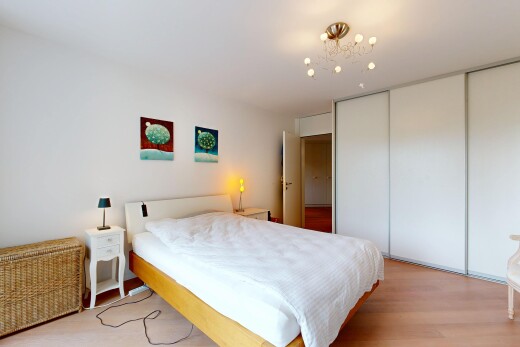 zimmer / schlafzimmer mit holzfußboden, wood finish floor, inside property, kleiderschrank, und gipskartonwand