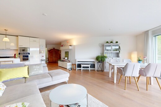 wohn- / esszimmer mit holzfußboden, wood finish floor, gipskartonwand, drywall, und inside property
