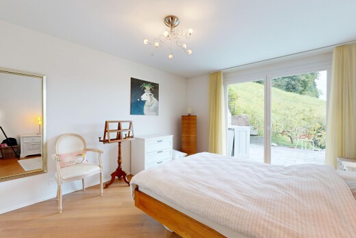 zimmer / schlafzimmer mit holzfußboden, wood finish floor, gipskartonwand, drywall, und natürliches licht