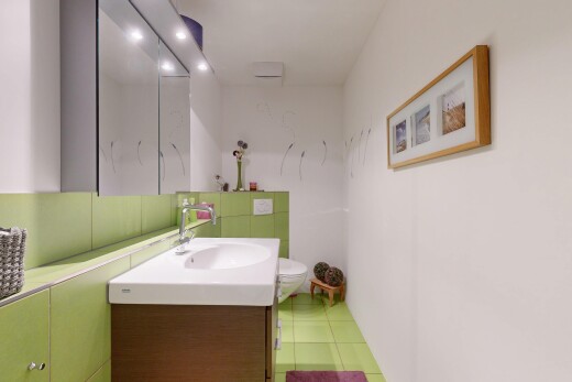 bad mit schminktisch, inside property, spiegel, toilette, und fliesenboden