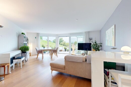 wohn- / esszimmer mit gipskartonwand, drywall, holzfußboden, wood finish floor, und inside property